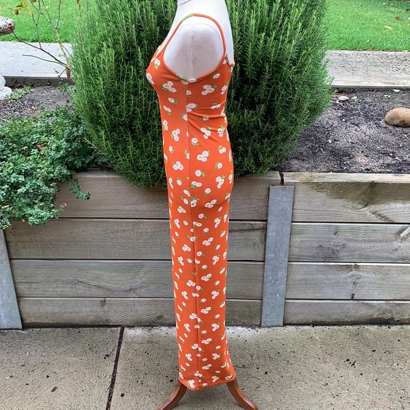 BOOHOO | Orange daisy print figure hugging maxi dress - Picture 4 of 10
